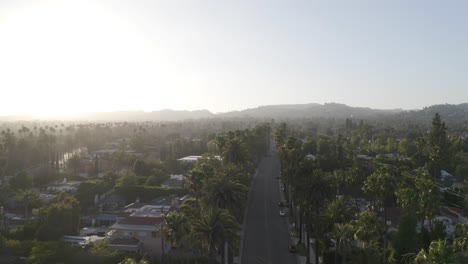 Wunderschöne-Luftaufnahme-Der-Beverly-Hills-Street-Bei-Sonnenuntergang