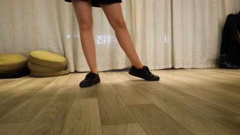 Zeitlupenfüße-Einer-Talentierten-Teenager-Tänzerin-Beim-Tanzen