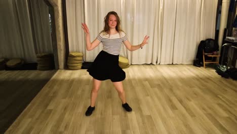 Talentierte-Teenager-Tänzerin-In-Zeitlupe-Tanzt