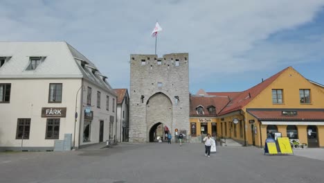 Hiperlapso-Caminando-Por-La-Ciudad-Unesco-De-Visby-Gotland-Hacia-Las-Antiguas-Murallas-De-La-Ciudad