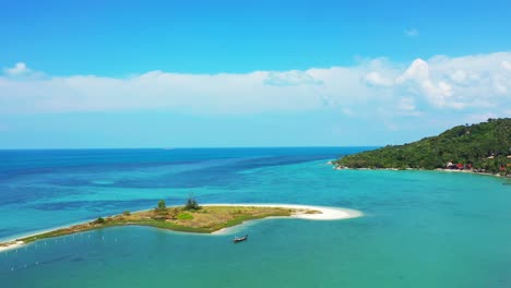 Lebendige-Farben-Einer-Wunderschönen-Meereslandschaft-Mit-Einer-Kleinen-Insel,-Umgeben-Von-Einer-Ruhigen-Türkisfarbenen-Lagune-Unter-Statischen-Weißen-Wolken-In-Thailand