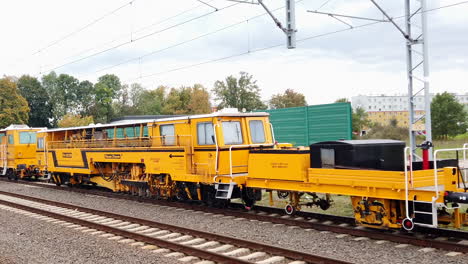 Panorama-Eines-Gelben-Dienstwagens-Auf-Einem-Bahnsteig