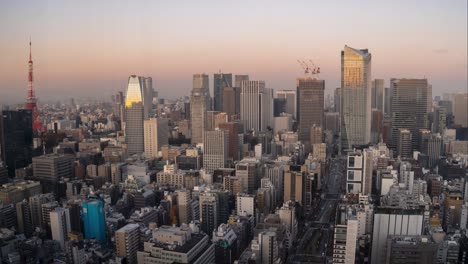 Lapso-De-Tiempo-Del-Amanecer-En-Tokio-Japón,-Sol-Golpeando-Rascacielos-Y-Torre-De-Tokio