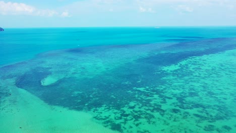 Blaue-Türkisfarbene-Meeresoberfläche-Mit-Ruhigem,-Klarem-Wasser-über-Korallenriffmustern,-Die-Auf-Dem-Meeresgrund-Der-Philippinen-Weit-Verbreitet-Sind