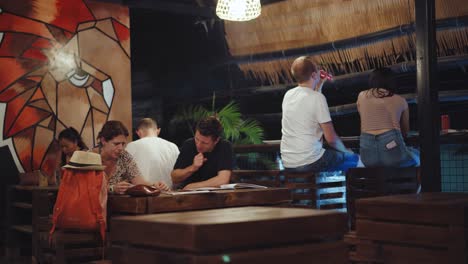 Touristen-Genießen-Einen-Abend-In-Einem-Restaurant-In-El-Nido,-Philippinen,-Bei-Einem-Drink-–-Totale