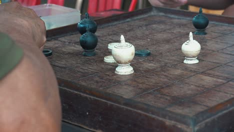 Nahaufnahme-Von-Zwei-Asiatischen-Männern,-Die-Draußen-Schach-Spielen