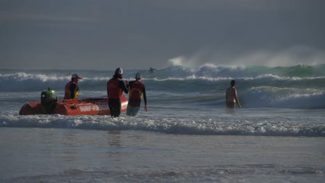 Surf-Lifesaving---Lifesavers-With-Inflatable-Rescue-Boat-Ready-To-Go-At-Currumbin-Beach-With-Splashing-Waves---Gold-Coast,-Queensland,-Australia