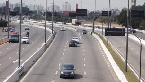 Alto-ángulo-De-Tráfico-De-Vehículos-En-La-Carretera-Marginal-Tiete-En-Sao-Paulo.