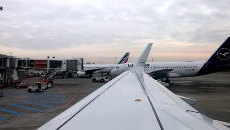 Flügelansicht-Eines-Lufthansa-Flugzeugs,-Das-Vom-Gate-Am-Flughafen-Toulouse-In-Blagnac,-Frankreich,-Wegrollt