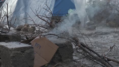 Cartón-Y-Palos-Anegados-Fumando-Fuego-Campamento-De-Refugiados-De-Moria-Lluvia-De-Invierno