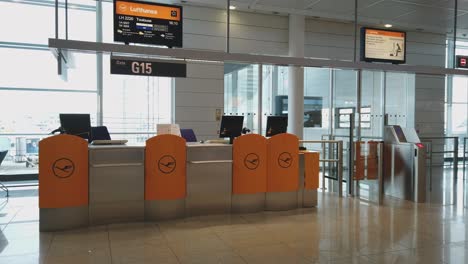Munich-Intl-Airport-Gate-G15,-Lufthansa-flight-LH2220,-slow-pan-right