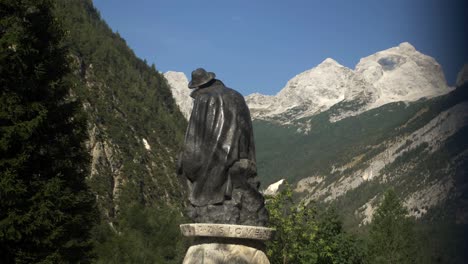Die-Statue-Des-Botanischen-Julius-Kugy-Wurde-Hinter-Der-Blauen-Flagge-Sichtbar-Und-Blickte-An-Einem-Sonnigen-Sommertag-Auf-Die-Berge