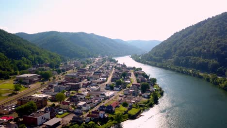 Luftaufnahmen-Entlang-Des-Kanawha-River-In-Montgomery,-West-Virginia