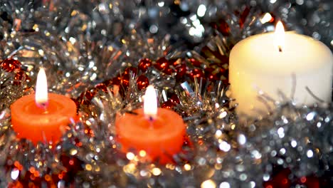 Weihnachtsdekoration-Mit-Kerzen,-Die-Mit-Einer-Hand-Angezündet-Werden,-Zum-Schluss-Werden-Die-Kerzen-Ausgeblasen