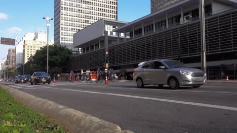 vehicles-and-cyclists-sharing-space-on-Avenida-Paulista,-the-most-famous-in-the-city