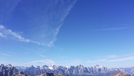 Vette-Feltrine-Cubierta-De-Nieve-En-Los-Alpes-Dolomitas-De-Italia-En-Un-Día-Brillante,-Inclinación