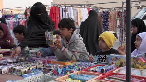Niños-Comprando-Juguetes-En-Un-Mercado-De-Aldea-En-Bahrein
