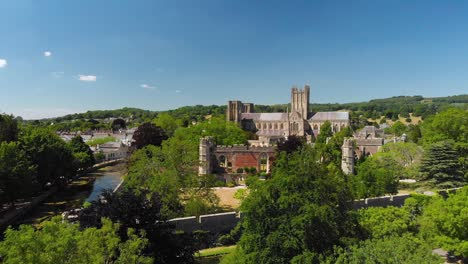 Luftaufnahme-Der-Kathedrale-Von-Wells-Und-Des-Grabens-Im-Bischofspalast,-Somerset