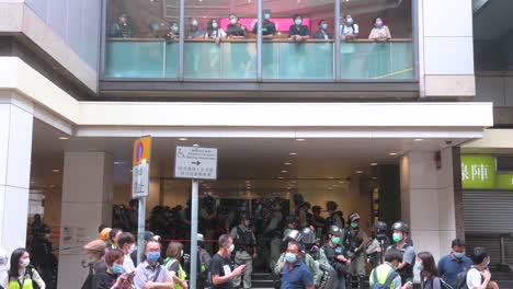 Pendler-Und-Demonstranten-Beobachten-Polizeibewegungen-In-Der-Nähe-Des-Legislativratsgebäudes-In-Hongkong