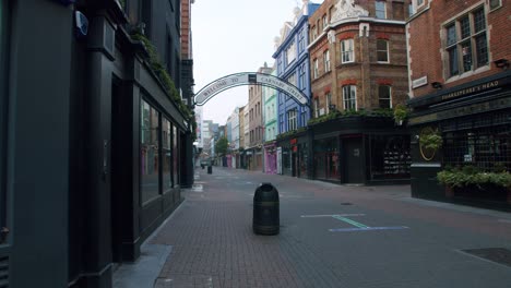Lockdown-in-London,-gimbal-pan-reveal-of-deserted-Carnaby-Street,-Soho,-with-closed-pub-and-shut-shops,-during-the-COVID-19-2020-pandemic