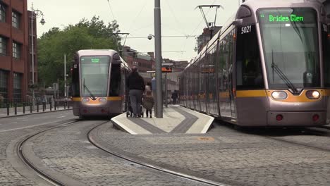 Sistema-De-Transporte-De-Dublín-Que-Va-Y-Viene-De-La-Ciudad-Para-Que-La-Gente-Vaya-De-Compras