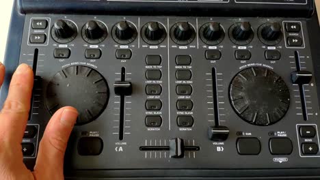 A-DJ-interface-for-dj'ing-from-computer-is-seen