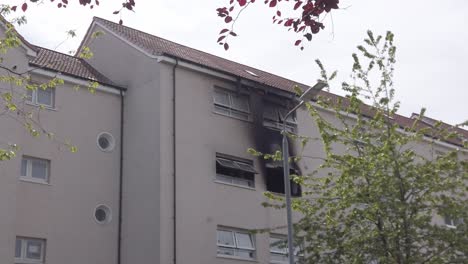 Totale-Aufnahme-Einer-Ausgebrannten-Wohnung-In-Einem-Stadtviertel