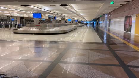 Leergepäckausgabe-Am-Internationalen-Flughafen-Denver-Während-Der-Covid19-Pandemie