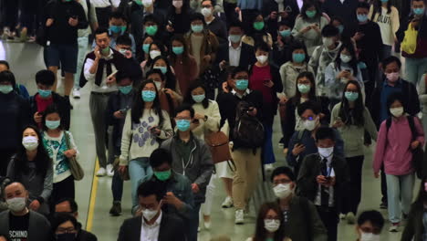 Hongkong---22.-November-2020:-Zeitlupe-Einer-Menschenmenge,-Die-In-Hongkong-Medizinische-Gesichtsmasken-Trägt
