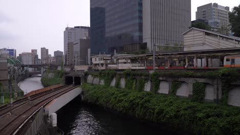 Chuo-Line-Train-Stopping-By-The-Ochanomizu-Station-In-Tokyo,-Japan---wide-shot