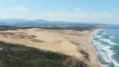 Aerial-establishing-shot-of-Tottori-Sand-Dunes,-Japan-Sakyu