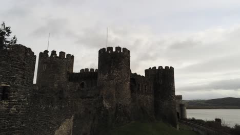 Histórico-Castillo-Medieval-De-Conwy-Vista-Aérea-Histórica-Tire-Hacia-Atrás-Cerca-De-Las-Paredes