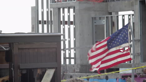 Eine-Zerfetzte-Amerikanische-Flagge-Weht-Im-Wind,-Nachdem-Hurrikan-Sandy-Den-Strand-Von-Brooklyn-Heimgesucht-Hat