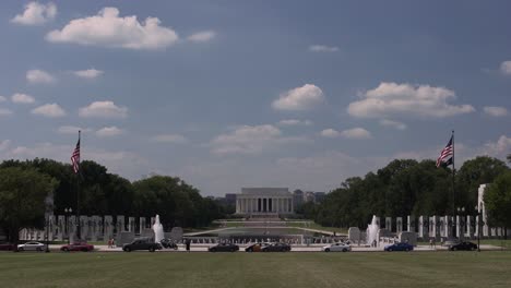 Static-shot-of-the-World-War-II-memorial-and-Lincoln-memorial-on-background-in-Washington-DC,-USA
