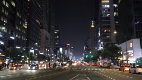 Ciudad-De-Seúl,-Corea-Del-Sur,-Estático,-Tráfico-Nocturno-De-Gangnam-Desde-El-Medio-De-La-Carretera