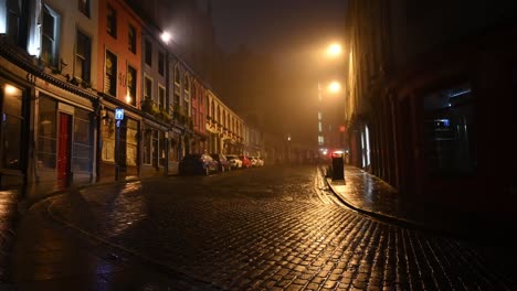Empty-Victoria-Street-on-a-quiet-foggy-night--Zooming-in