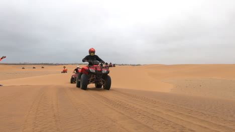 Totale-Aufnahme-Einer-Reihe-Von-Quads,-Die-Durch-Die-Namib-Wüste-Fahren