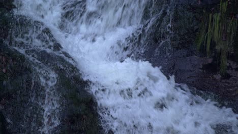 Nahaufnahme-Eines-Winterwasserfalls,-Der-In-Zeitlupe-Fließt---Slomo
