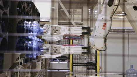 Robotermaschinen-Bewegen-Gallonen-Wasser-Von-Der-Kiste-Zum-Montageband