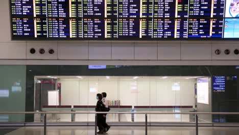 Passagiere-Mit-Gesichtsmasken-Verlassen-Die-Ankunftshalle-Des-Terminals-Des-Internationalen-Flughafens-Hongkong