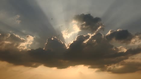 Aufnahmen-Des-Dämmerungshimmels-Mit-Ziehenden-Wolken