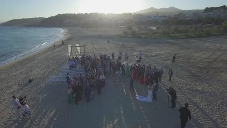 Wunderschöne-Hochzeit-Mit-Vielen-Menschen-Am-Strand-Bei-Sonnenuntergang,-Luftaufnahmen