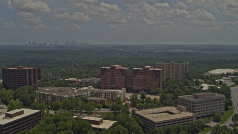 Atlanta-Georgia-Luftaufnahme-V668,-Schwenk-Nach-Links,-Aufnahme-Von-Vinings,-Nachbarschaft-Und-Wald-–-DJI-Inspire-2,-X7,-6k-–-August-2020