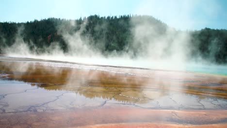 El-Agua-Caliente-Al-Vapor-Y-Las-Algas-Crean-Hermosos-Patrones-Coloridos-En-Las-Magníficas-Aguas-Termales-Prismáticas-Del-Parque-Nacional-De-Yellowstone.
