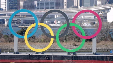 Massive-Monument-Of-Five-Olympic-Rings-Reinstalled-At-Odaiba-Marine-Park-In-Tokyo,-Japan