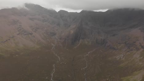 Drohnenaufnahme-Einer-Majestätischen-Landschaft-Auf-Der-Insel-Skye-In-Schottland