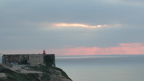 Wunderschöner-Sonnenuntergang-Am-Strand-Von-Farol-Da-Nazare-Mit-Blick-Auf-Den-Leuchtturm-In-Praia-Do-Norte,-Portugal