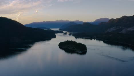 Wunderschöner-Sonnenuntergang-über-Dem-Fluss-Und-Den-Bergen-Kanadas---Luftaufnahme