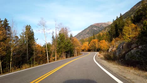 Follaje-De-Otoño-Pov-Conduciendo-En-Las-Montañas-Rocosas-De-Colorado