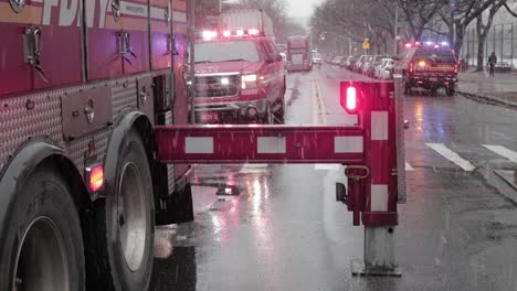 Ausleger-Eines-Feuerwehrautos-Mit-Ausgestreckten-Beinen-Auf-Der-Brooklyn-Street-An-Einem-Stürmischen-Tag-–-Mittlere-Nahaufnahme